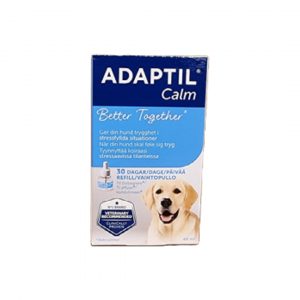 Adaptil Calm Refill är en påfyllnadsförpackning till Adaptil Calm Doftavgivare. På bilden syns en glad golden retriever. Produkten finns att köpa på Vetbutiken.
