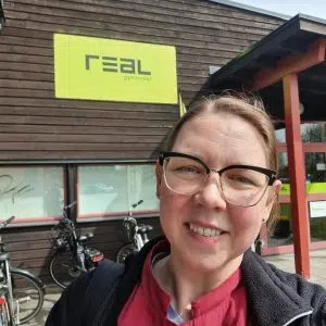 Vetmobilens veterinär Agneta Andersson står framför entrén till REAL-gymnasiet i Växjö. Hon gjorde inhopp som lärare i djursjukvård i maj 2024.